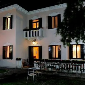 https://villa-crispi.hotelinveneto.com